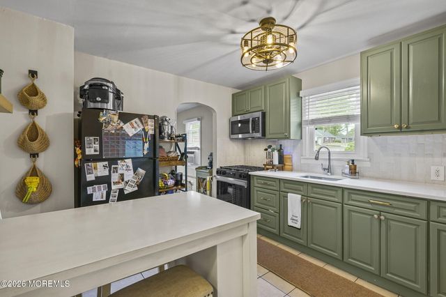 352 Leeward Avenue, Beachwood, NJ 08722