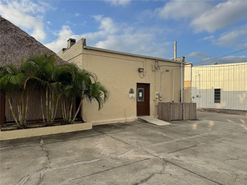 Image 3 of property listing at 1001 MANATEE AVENUE E, Bradenton, FL 34208