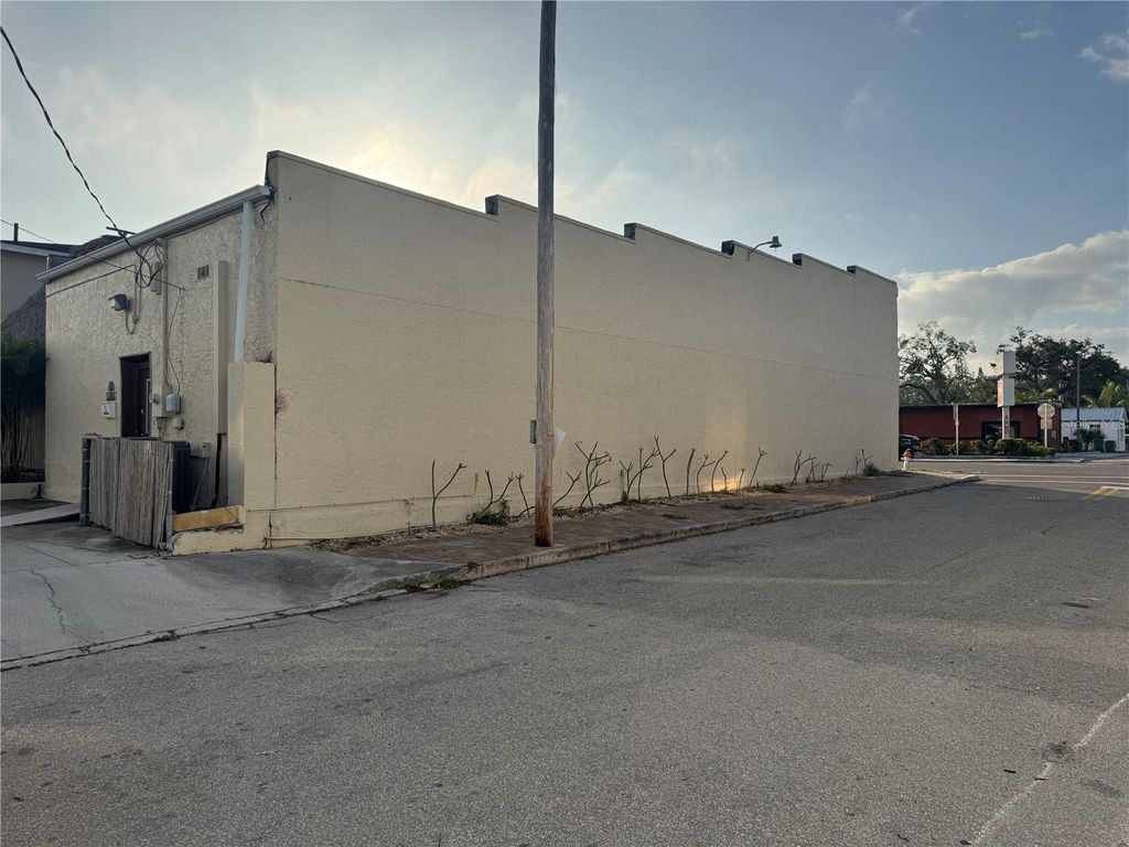 Image 4 of property listing at 1001 MANATEE AVENUE E, Bradenton, FL 34208