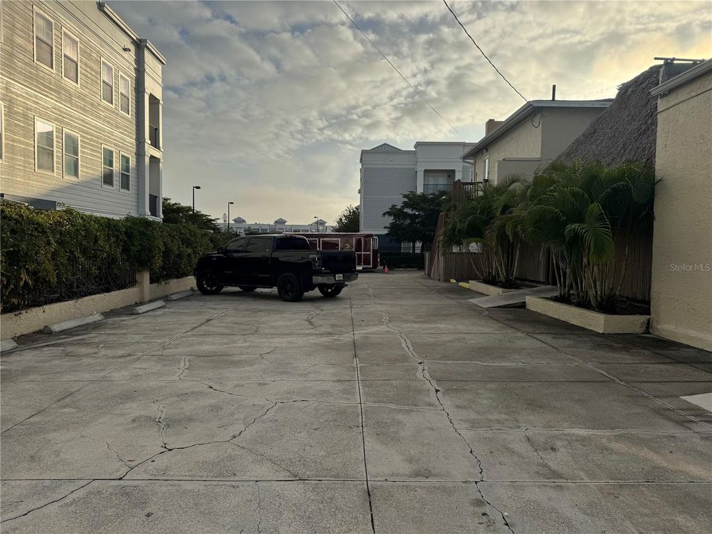 Image 6 of property listing at 1001 MANATEE AVENUE E, Bradenton, FL 34208