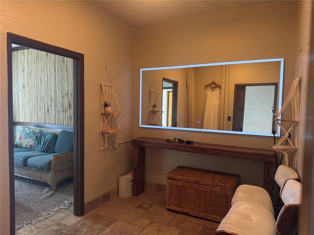 Image 10 of property listing at 1001 MANATEE AVENUE E, Bradenton, FL 34208