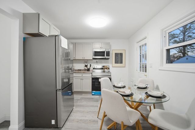 25 Pheland St, Springfield, MA 01109