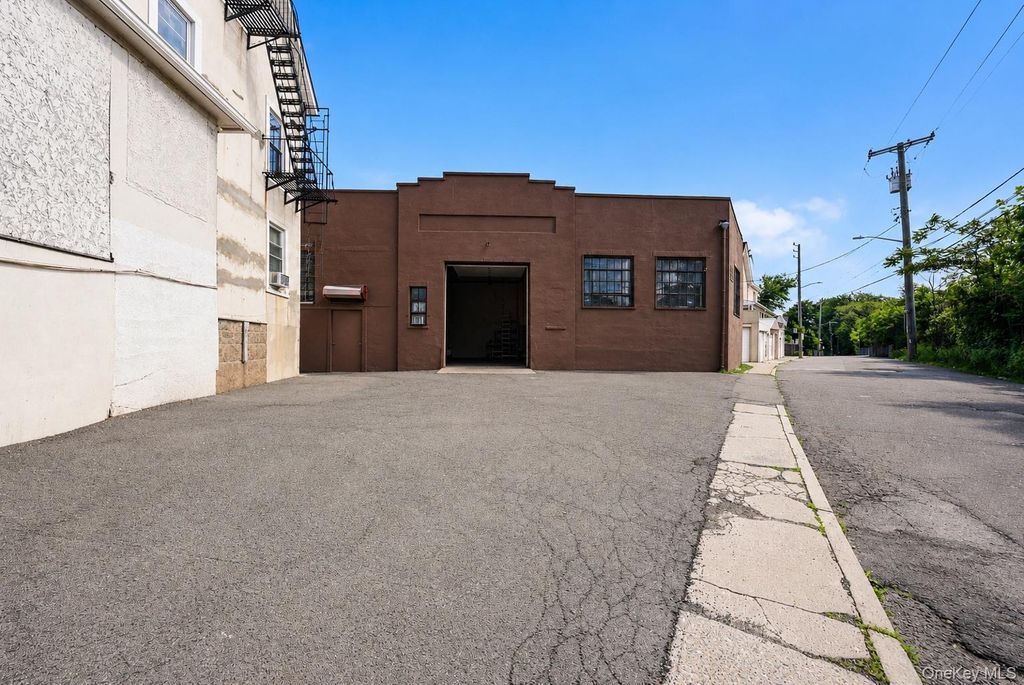 31 New Haven Railroad St, Mount Vernon, NY 10550