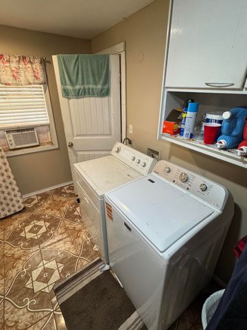 1311 Ave G, Hale Center, TX 79041