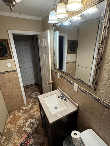 1311 Ave G, Hale Center, TX 79041