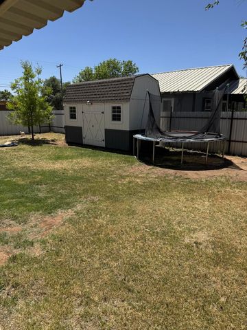 1311 Ave G, Hale Center, TX 79041