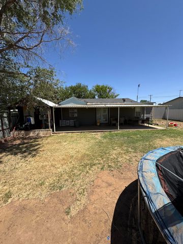 1311 Ave G, Hale Center, TX 79041