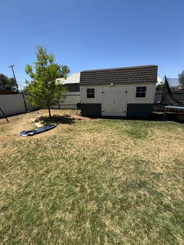 1311 Ave G, Hale Center, TX 79041