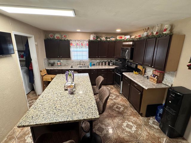 1311 Ave G, Hale Center, TX 79041