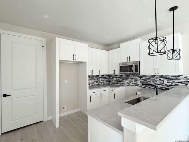 810 S San Eduardo Ave., San Antonio, TX 78228