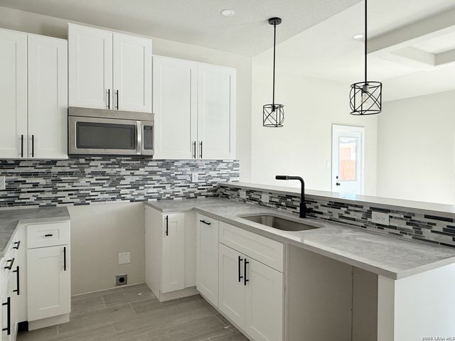 810 S San Eduardo Ave., San Antonio, TX 78228