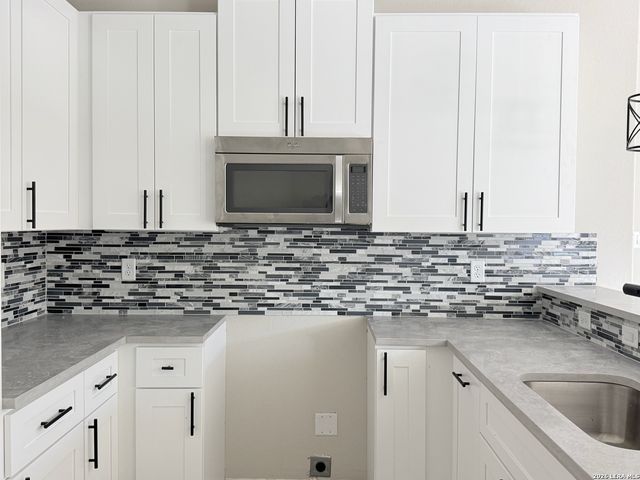 810 S San Eduardo Ave., San Antonio, TX 78228