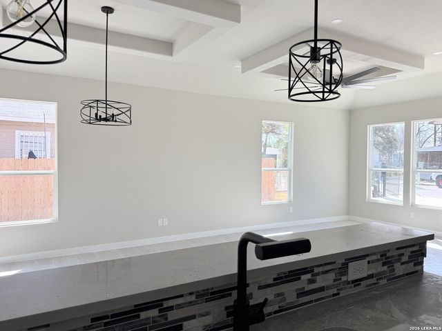 810 S San Eduardo Ave., San Antonio, TX 78228