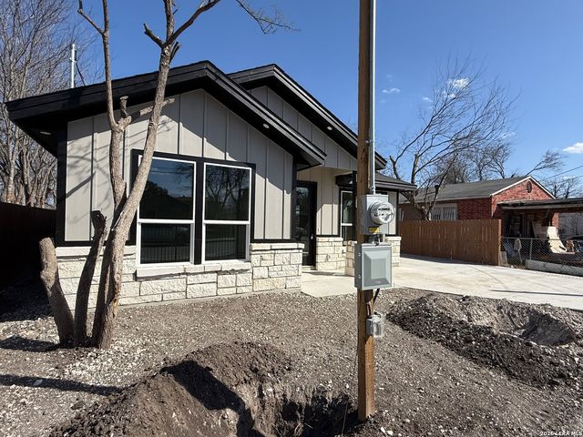 810 S San Eduardo Ave., San Antonio, TX 78228