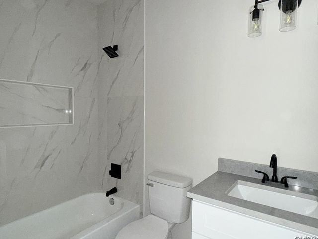 810 S San Eduardo Ave., San Antonio, TX 78228