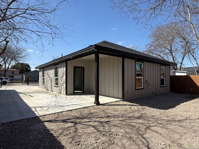 810 S San Eduardo Ave., San Antonio, TX 78228