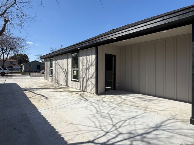 810 S San Eduardo Ave., San Antonio, TX 78228