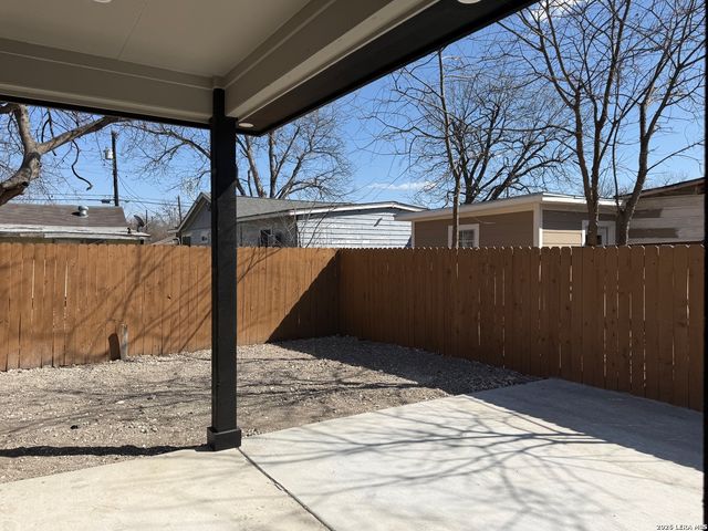 810 S San Eduardo Ave., San Antonio, TX 78228