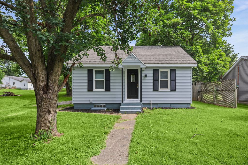 Image 1 of property listing at 506 E Elm Street, Salem, IL 62881