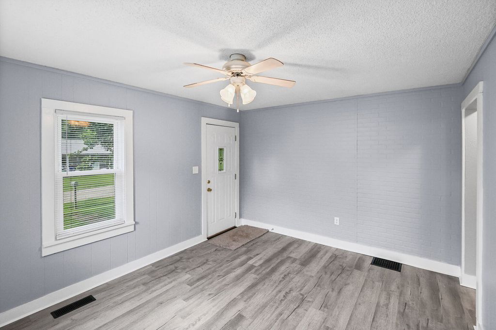 Image 11 of property listing at 506 E Elm Street, Salem, IL 62881