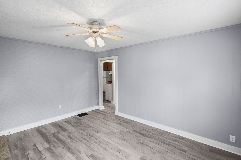 Image 12 of property listing at 506 E Elm Street, Salem, IL 62881
