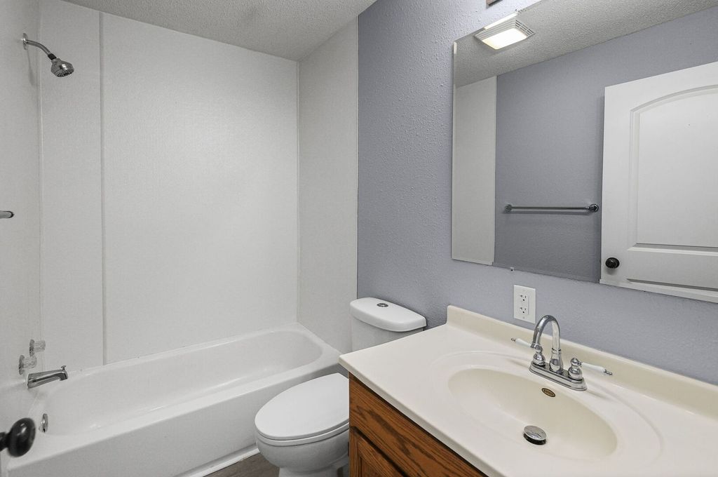 Image 14 of property listing at 506 E Elm Street, Salem, IL 62881