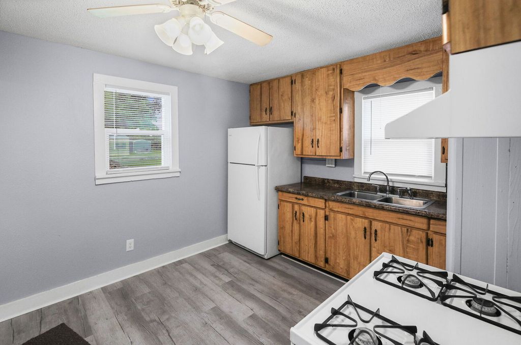Image 20 of property listing at 506 E Elm Street, Salem, IL 62881