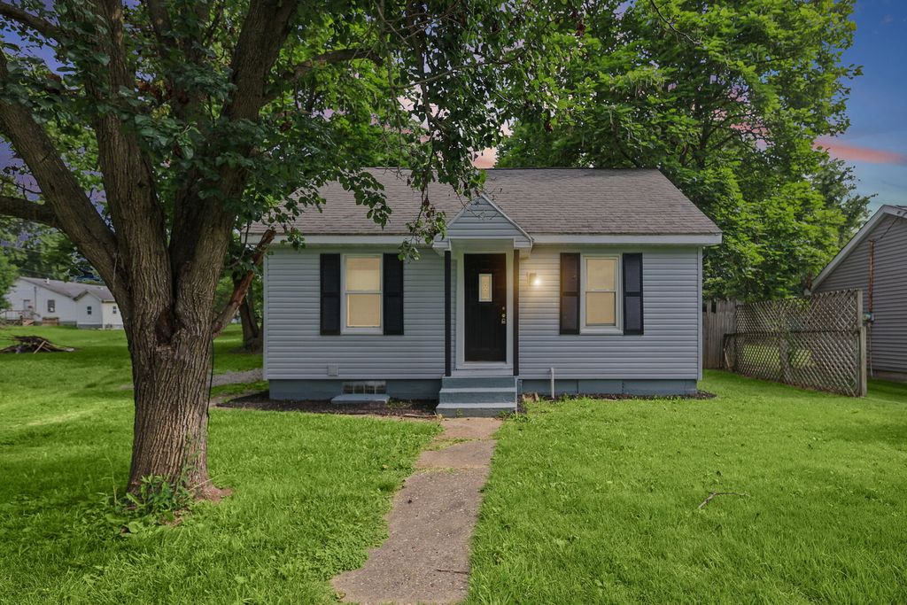 Image 3 of property listing at 506 E Elm Street, Salem, IL 62881