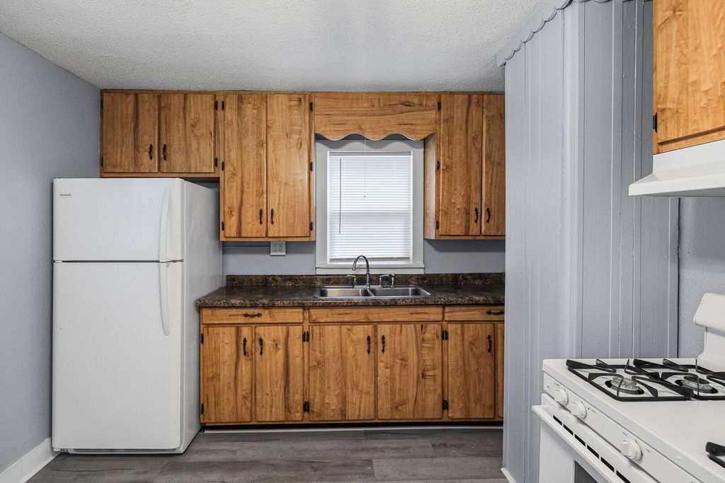 Image 21 of property listing at 506 E Elm Street, Salem, IL 62881