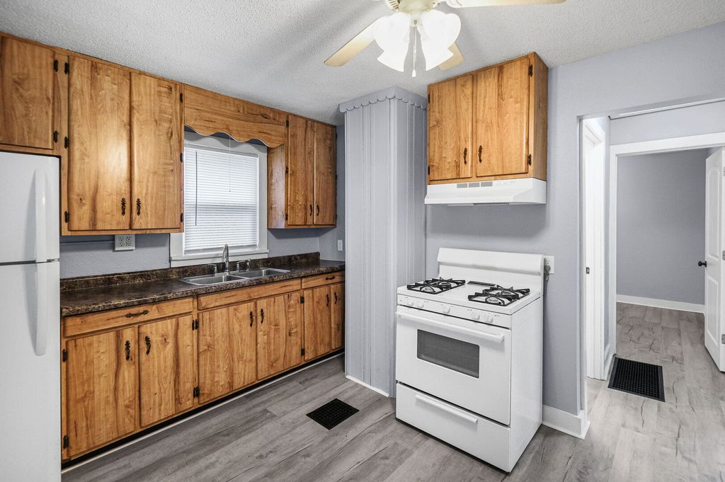 Image 23 of property listing at 506 E Elm Street, Salem, IL 62881