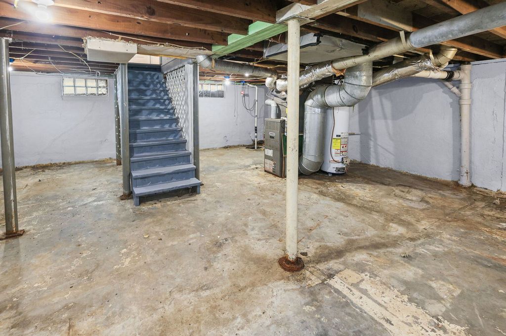 Image 27 of property listing at 506 E Elm Street, Salem, IL 62881