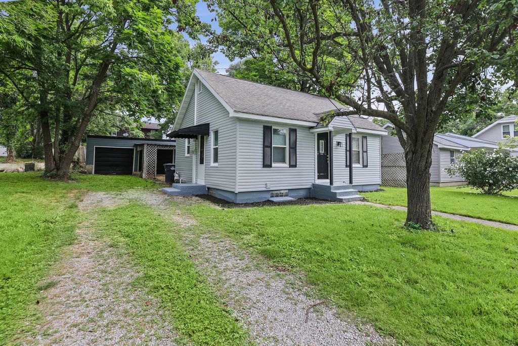 Image 4 of property listing at 506 E Elm Street, Salem, IL 62881