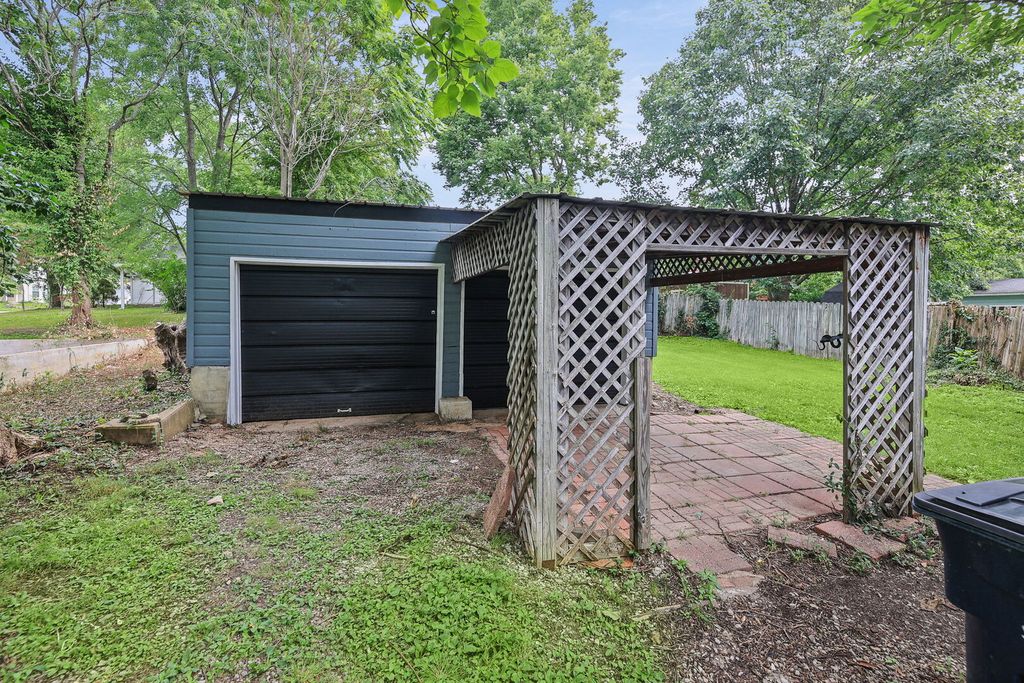 Image 31 of property listing at 506 E Elm Street, Salem, IL 62881