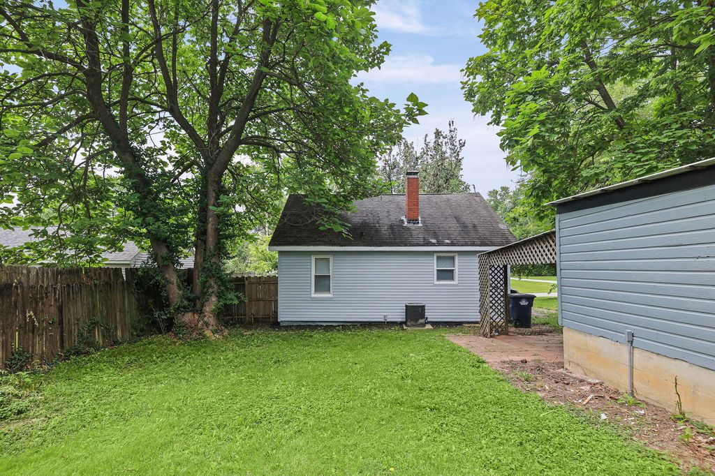 Image 32 of property listing at 506 E Elm Street, Salem, IL 62881