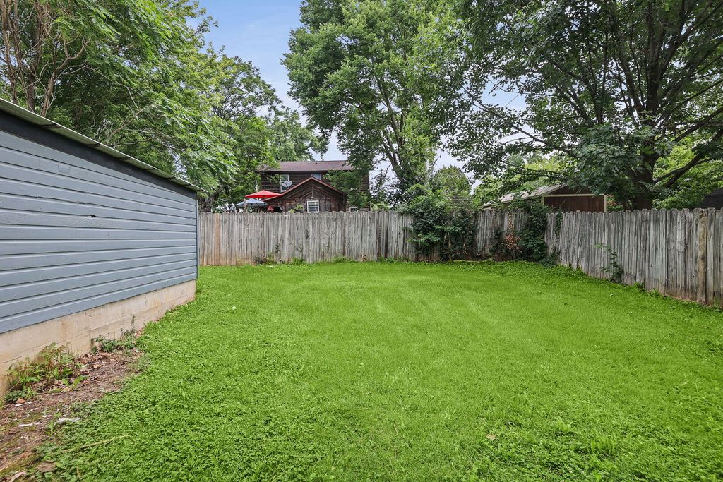 Image 33 of property listing at 506 E Elm Street, Salem, IL 62881