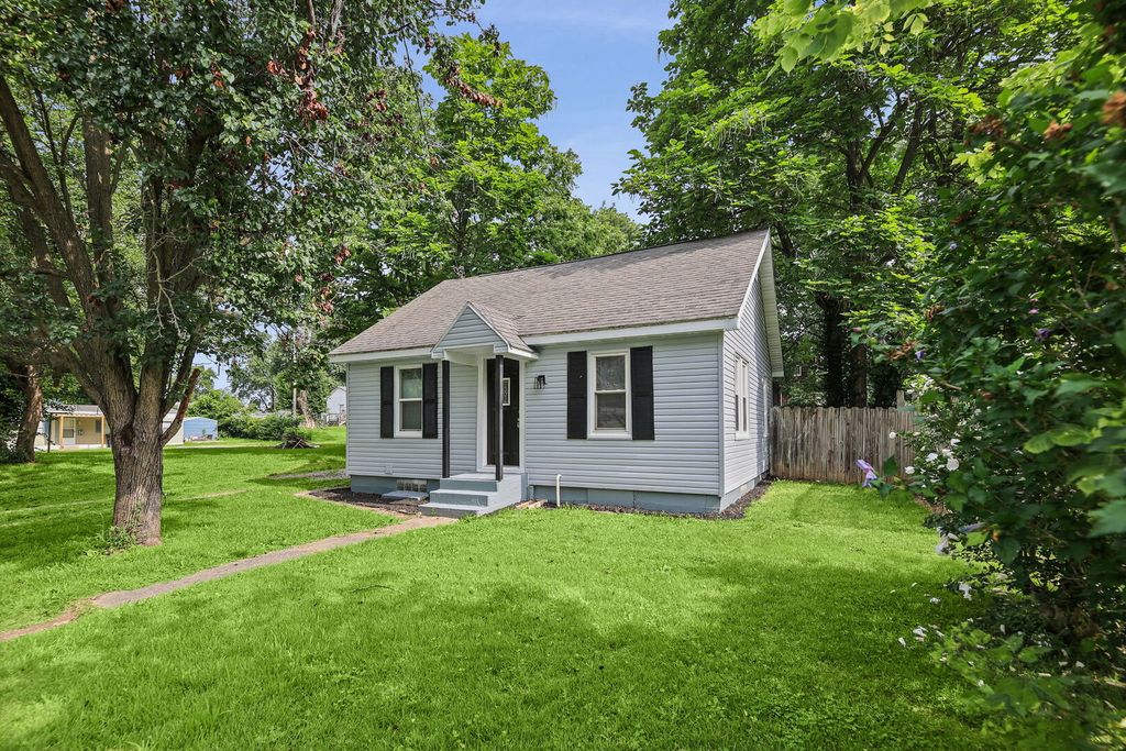 Image 5 of property listing at 506 E Elm Street, Salem, IL 62881
