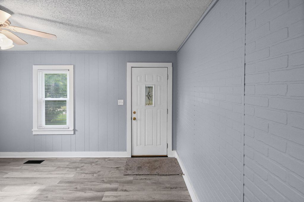 Image 7 of property listing at 506 E Elm Street, Salem, IL 62881