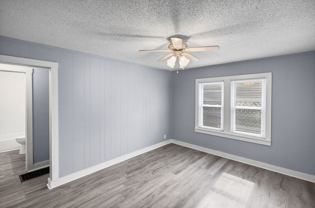 Image 9 of property listing at 506 E Elm Street, Salem, IL 62881