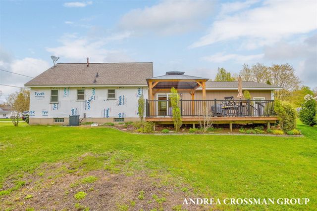 4684 Pine Drive, Holland, MI 49423