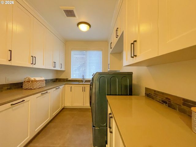 13648 GOODALL Rd, Lake Oswego, OR 97034