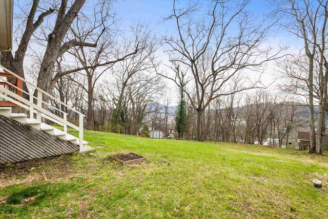 1306 W JOHNSON ST, Staunton, VA 24401