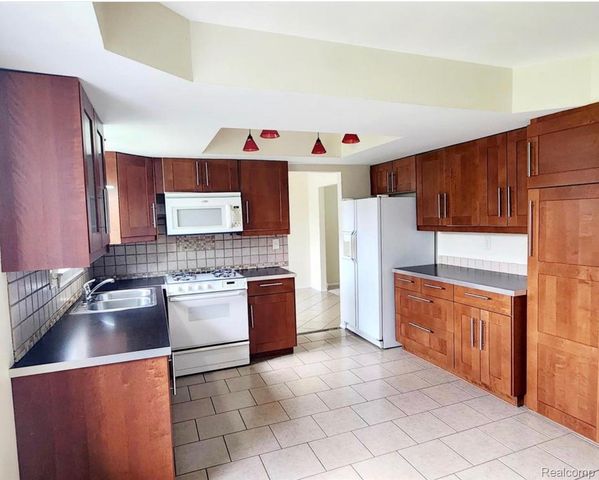 35347 Alta Vista Drive, Sterling Heights, MI 48312