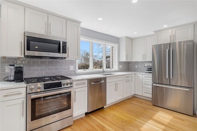 53 River Run Road, Middletown, RI 02842