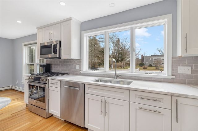 53 River Run Road, Middletown, RI 02842