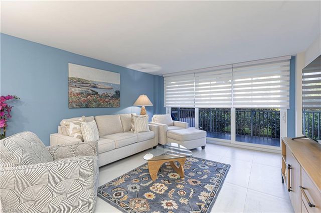 5 Bluebill AVE 104, Naples, FL 34108