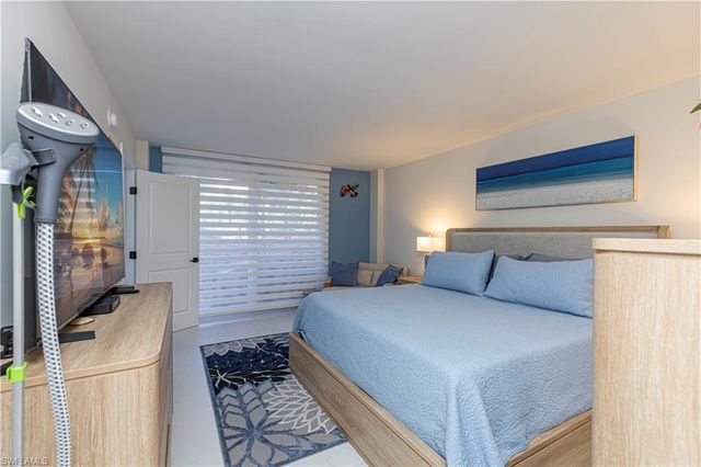 5 Bluebill AVE 104, Naples, FL 34108