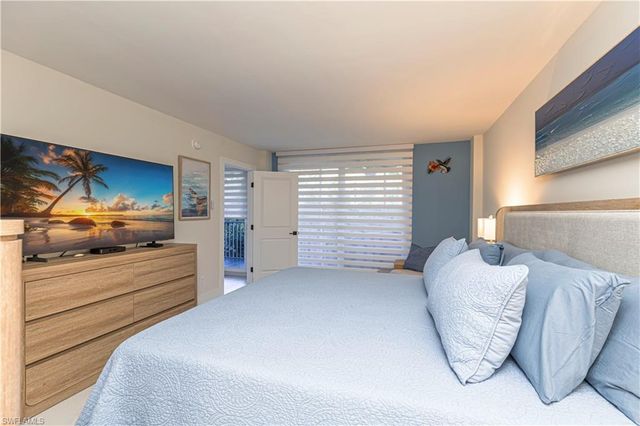 5 Bluebill AVE 104, Naples, FL 34108