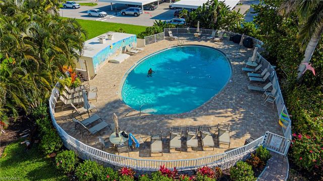 5 Bluebill AVE 104, Naples, FL 34108