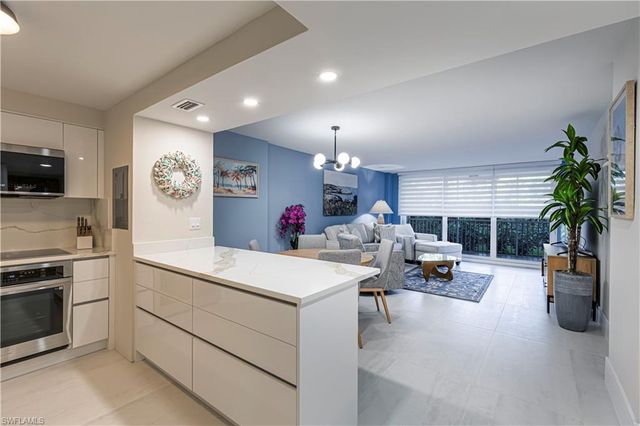 5 Bluebill AVE 104, Naples, FL 34108