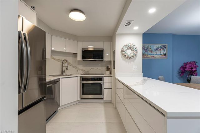 5 Bluebill AVE 104, Naples, FL 34108